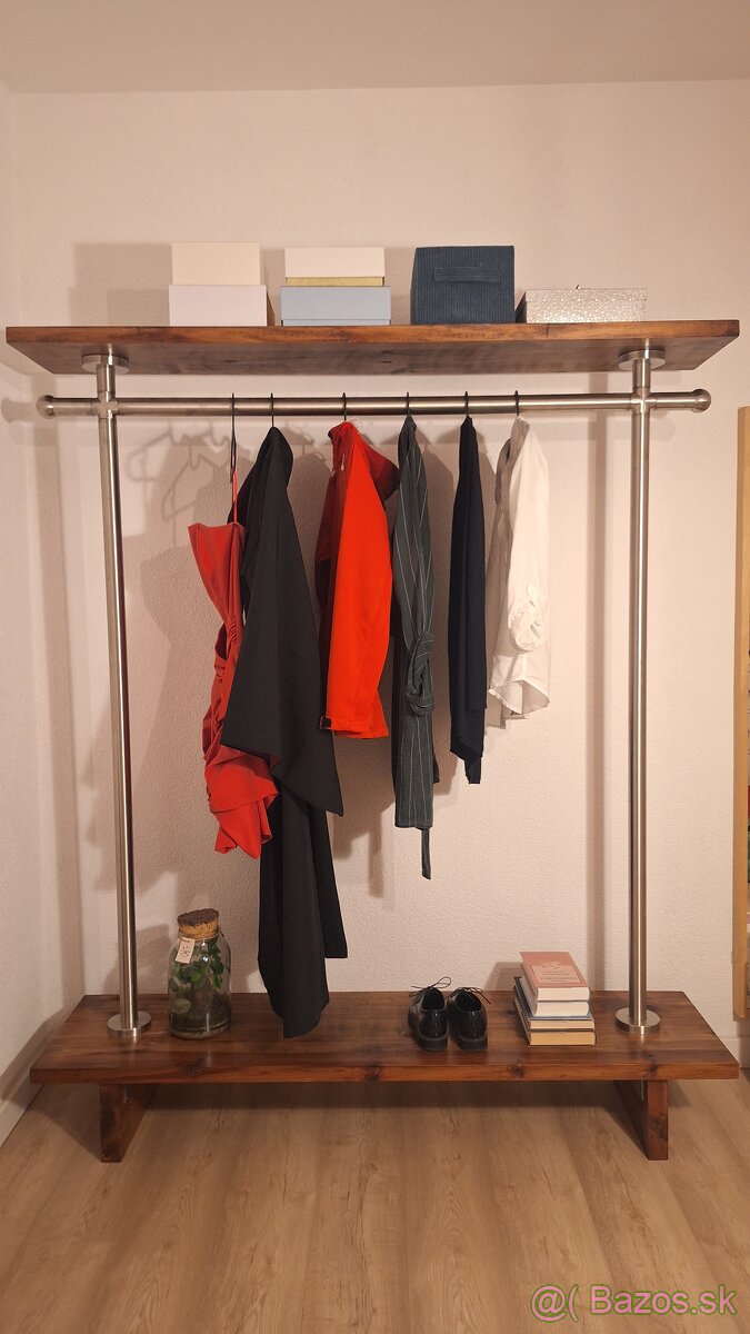 Stojan na šaty - masívne drevo