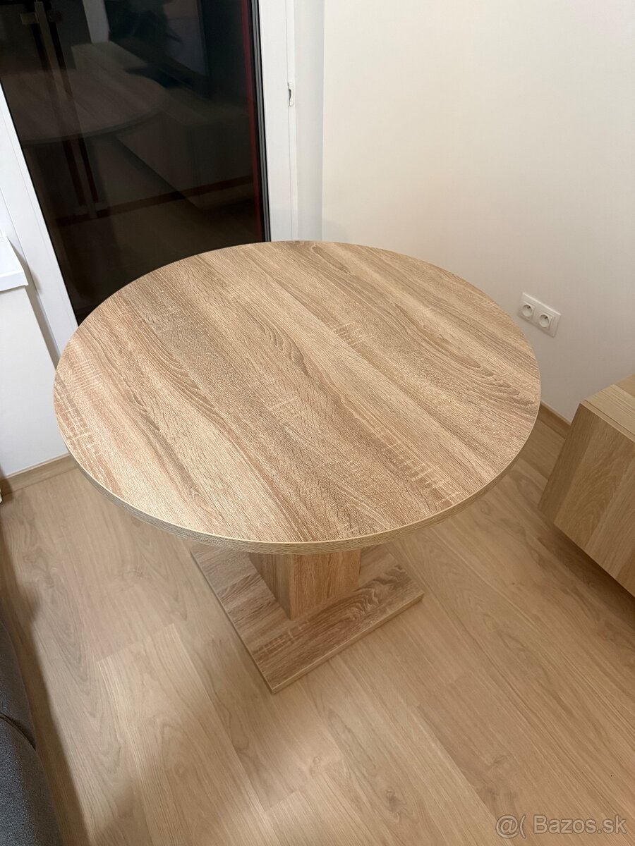 Okrúhly drevený stôl