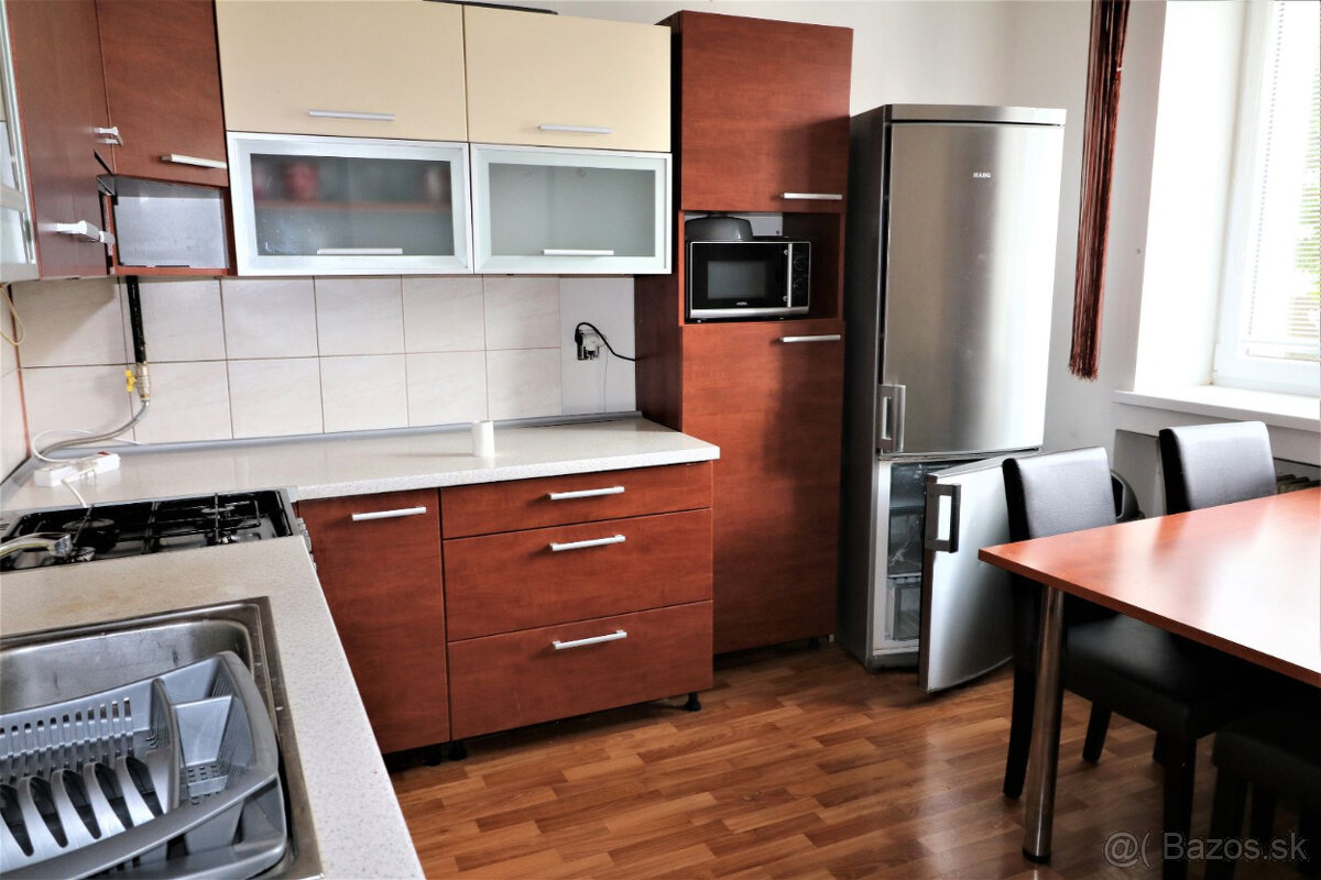 Prenájom veľkého 2 - izbového bytu s parkovaním centrum mest