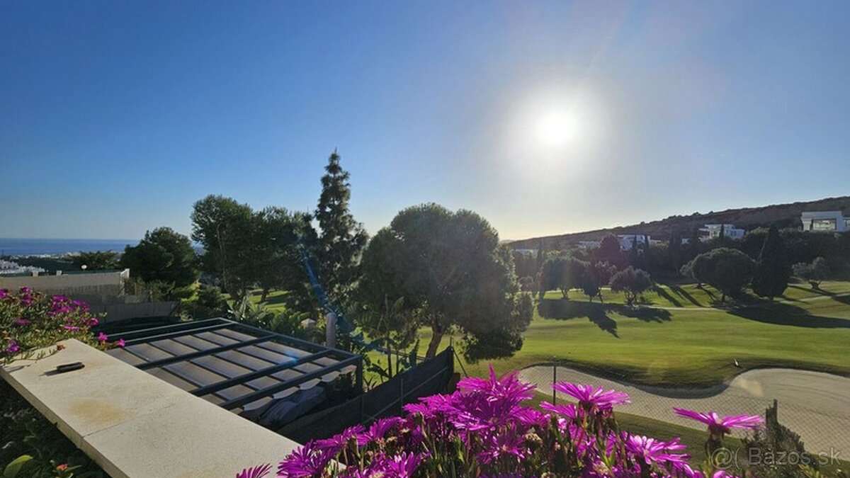 Luxusný 4-izbový apartmán s výhľadom na golfové ihrisko a mo