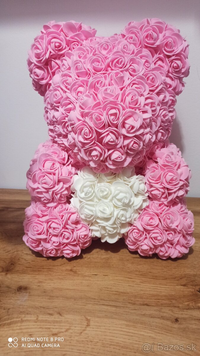 Medveď z ruží vhodný ako darček