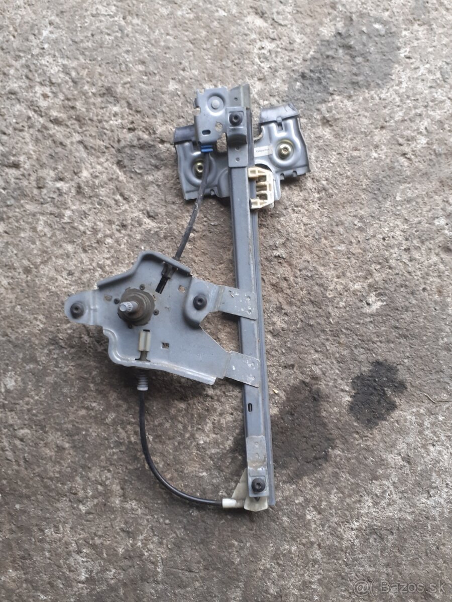 Octavia 1 manualny spustac okna zadny pravy