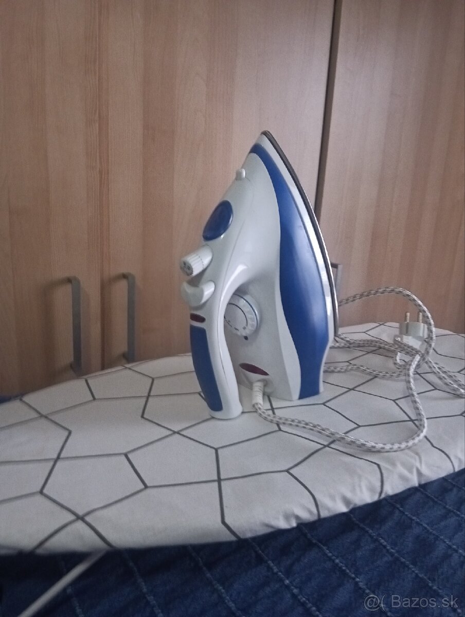 Žehlička a doska na žehlenie