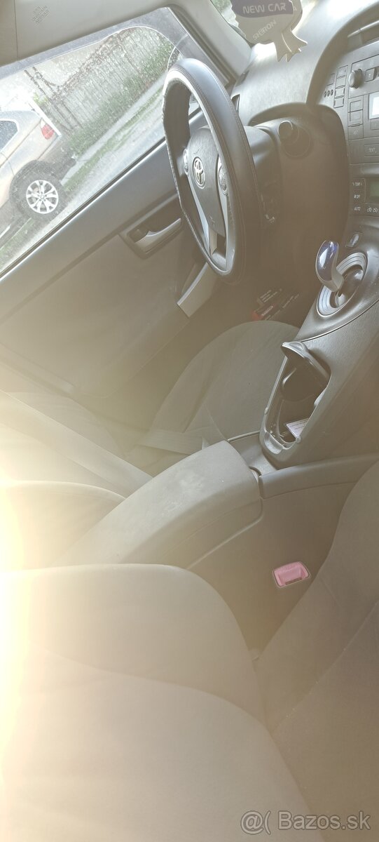 Predám toyotu prius hybrid 1.8 73kw