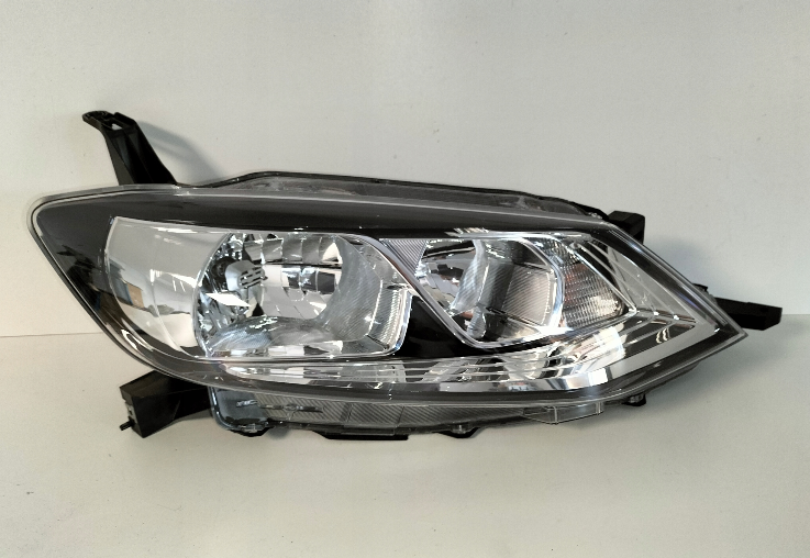 Nissan Pulsar 2014- pravé predné svetlo
