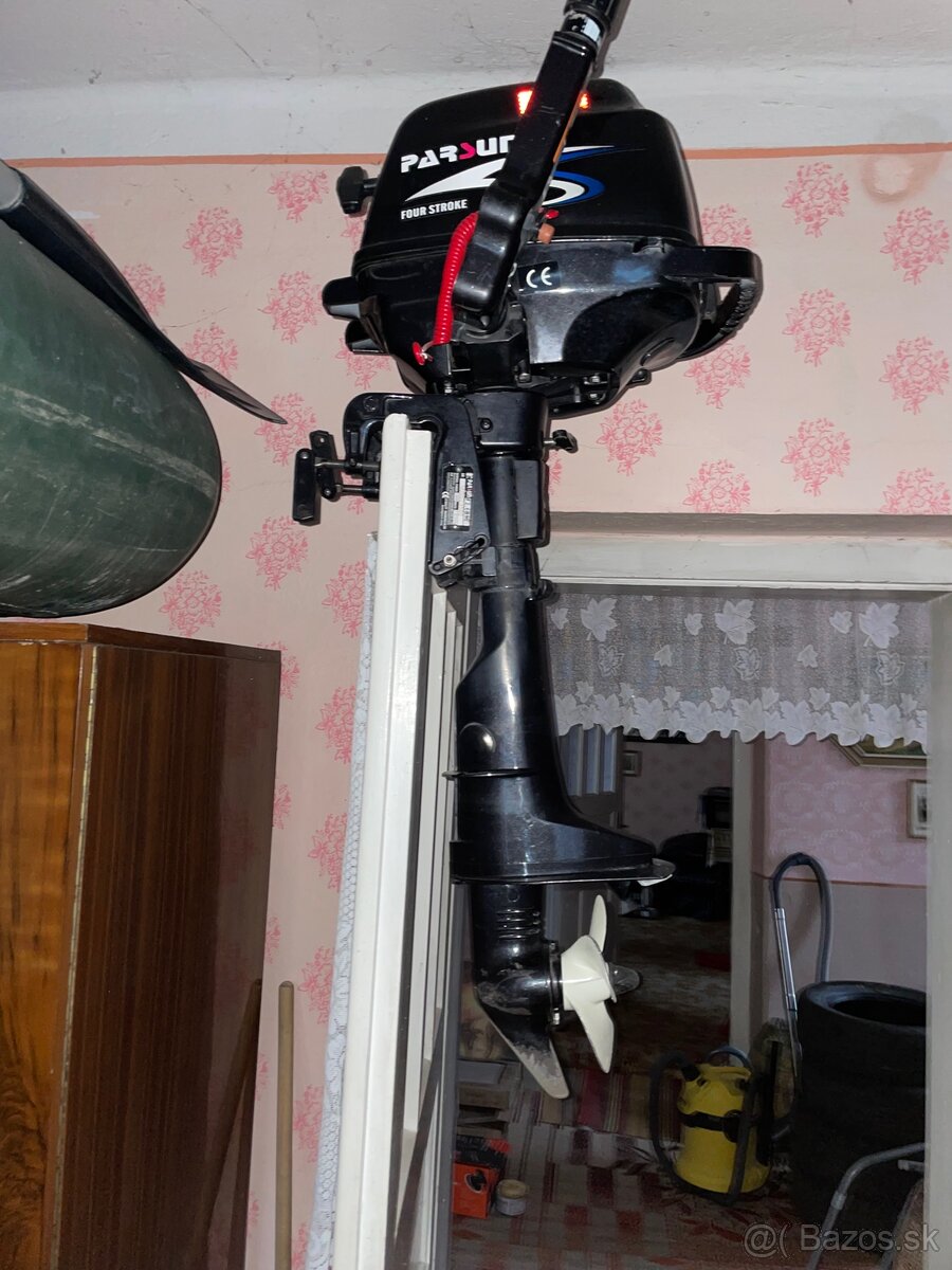 Motor na čln