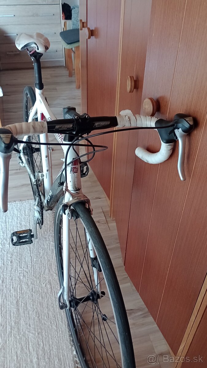 Cestný bicykel