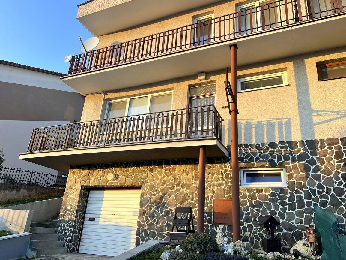 PREDAJ 4 izb. DOM s garážou Šimonovany s poz. 398 m²