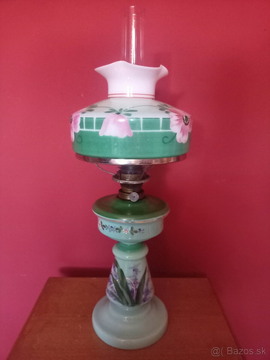 Sklenená petrolejová lampa.