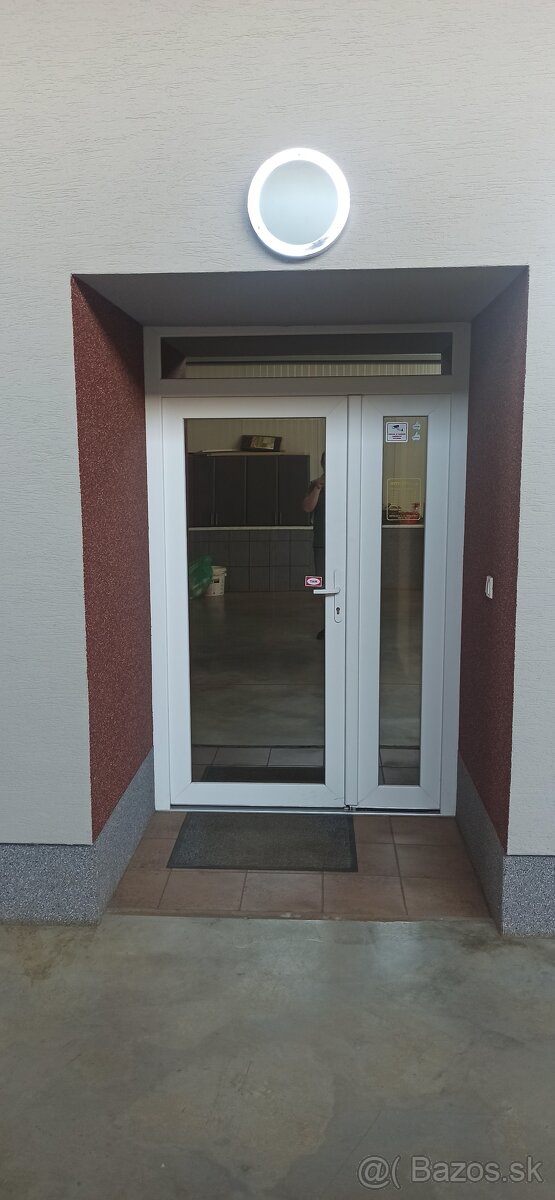 Vchodové plastové dvere so svetlíkom