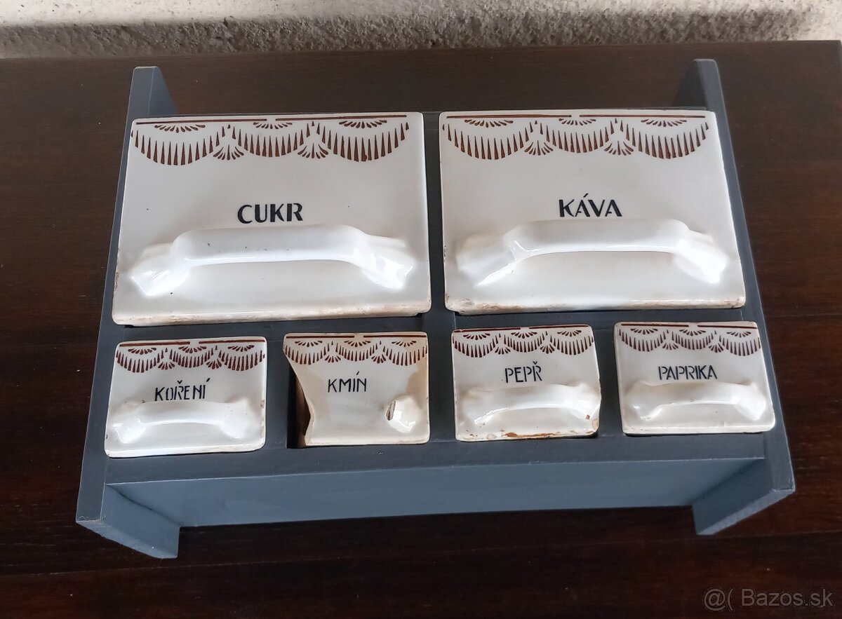 Starožitné koreničky v poličke