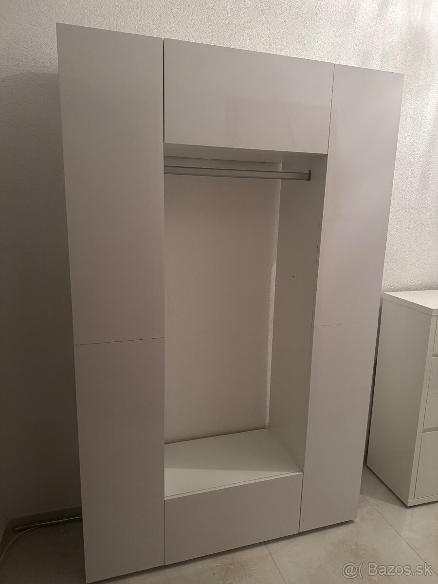 Predsieňová skriňa