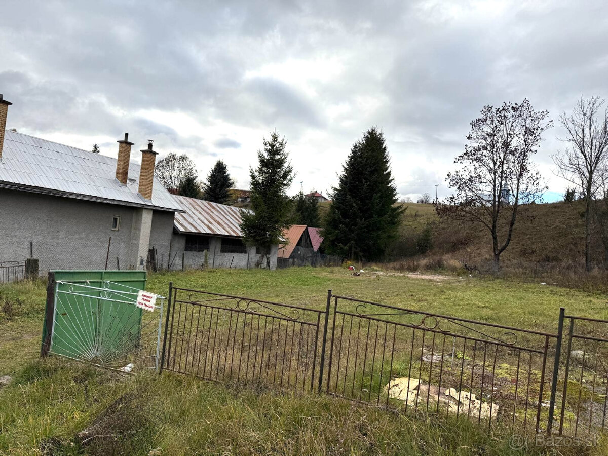 Stavebný, rovinatý pozemok na predaj Šumiac s IS 940m2