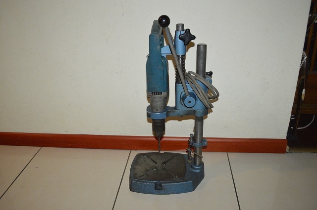 predam masivny liatinovy stojan s vrtackou B&D