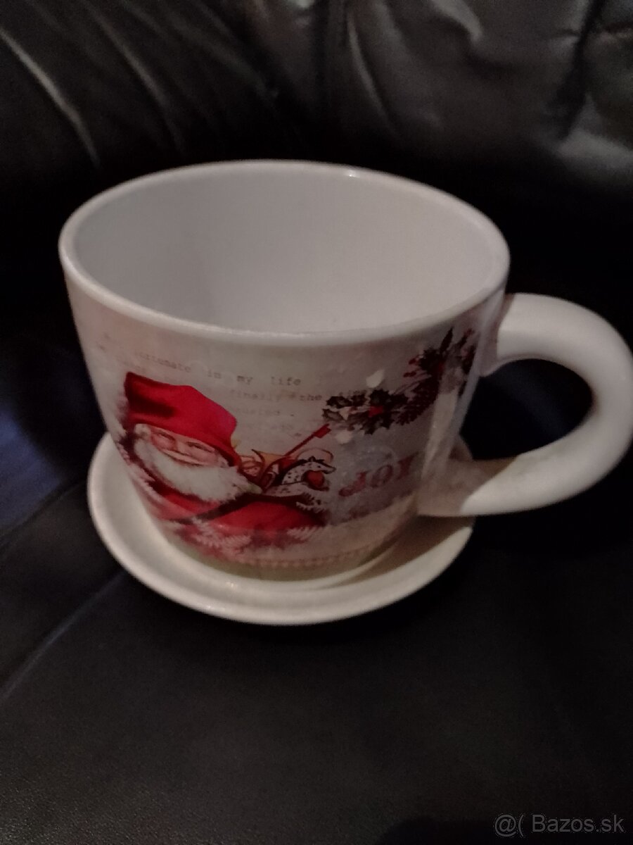 Kvetináč s vianočným motívom.