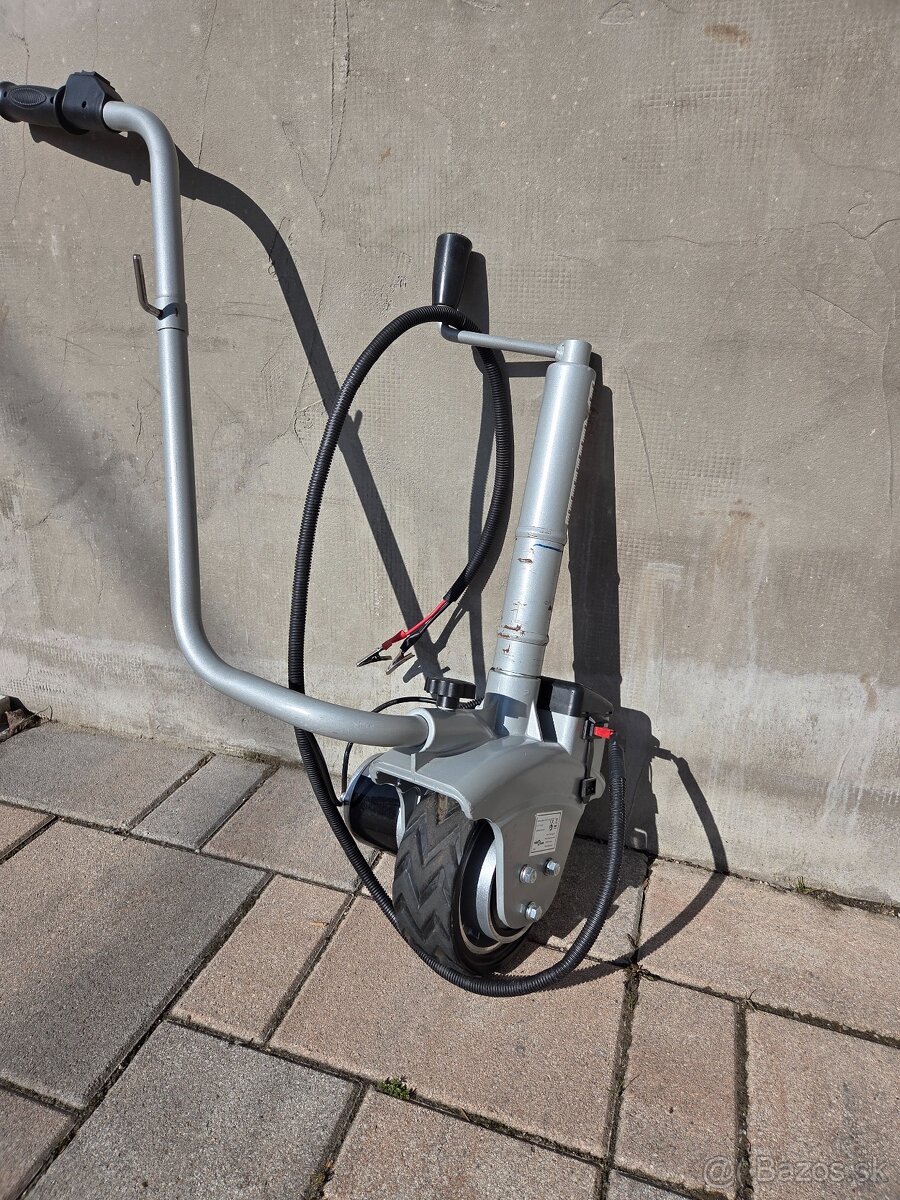 Oporné koleso na príves s motorom