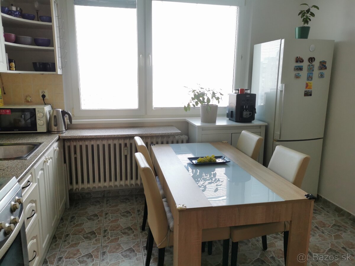 Zariadený 2-izbový klimatizovaný byt v Dúbravke