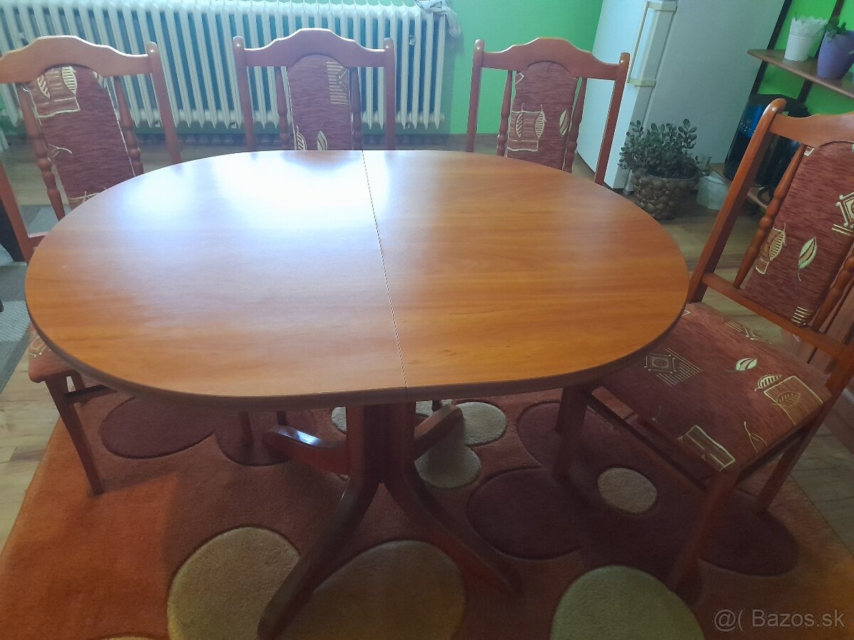Stôl a stoličky