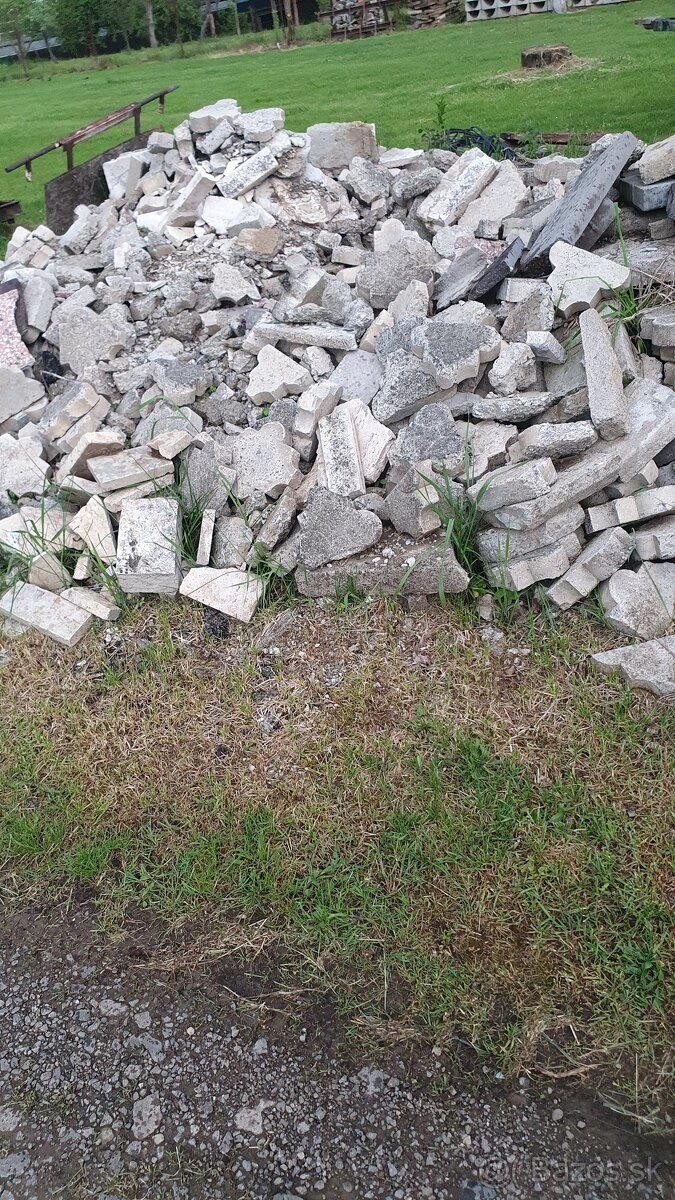 stavebná sutina, stará zamková dlažba,