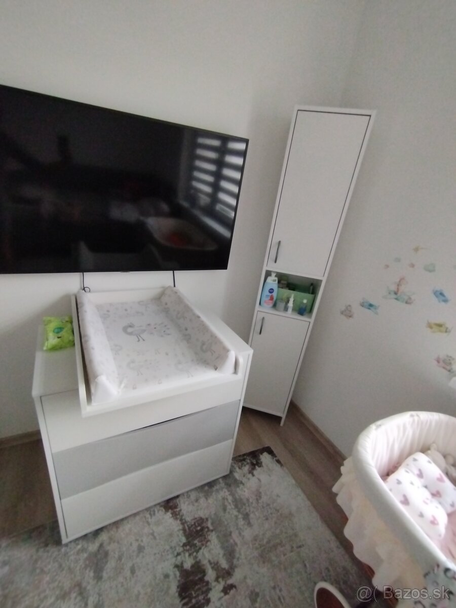 Prebaľovací pult s komodou a skriňou