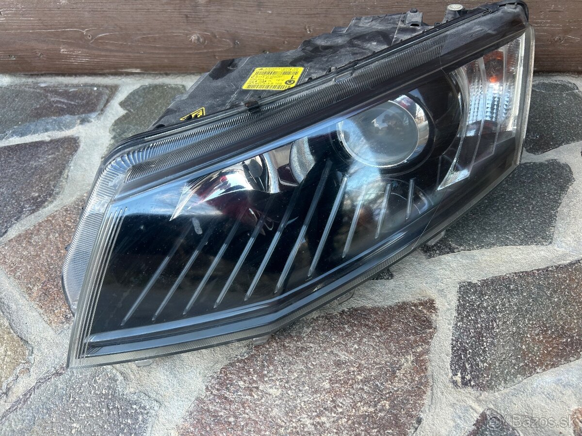 Predné ľavé svetlo xenon Škoda Octavia III