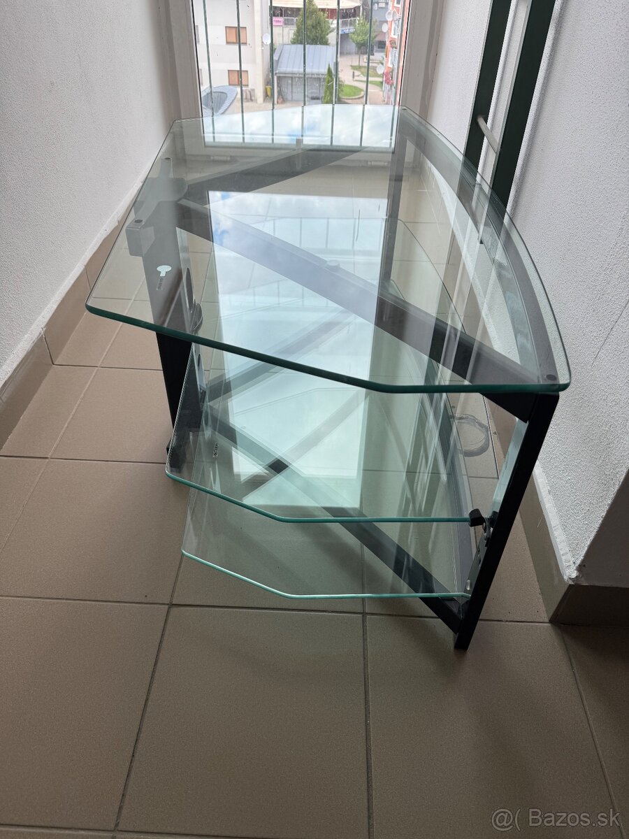 Stôl pod televízor