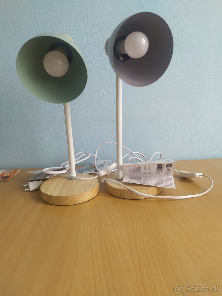 Predám dve štýlové stolové lampy s drevenou základňou