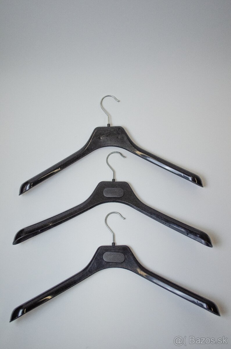 Vešiaky plastové