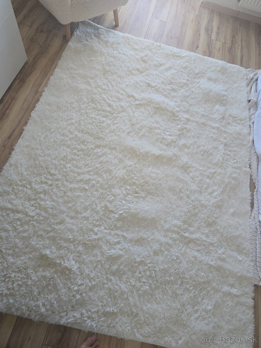 predam krasny biely koberec