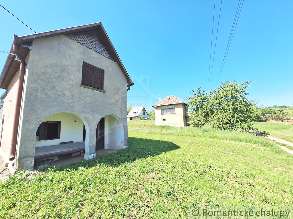 Poschodová chatka s vinohradom v malebnej dedinke Modrany