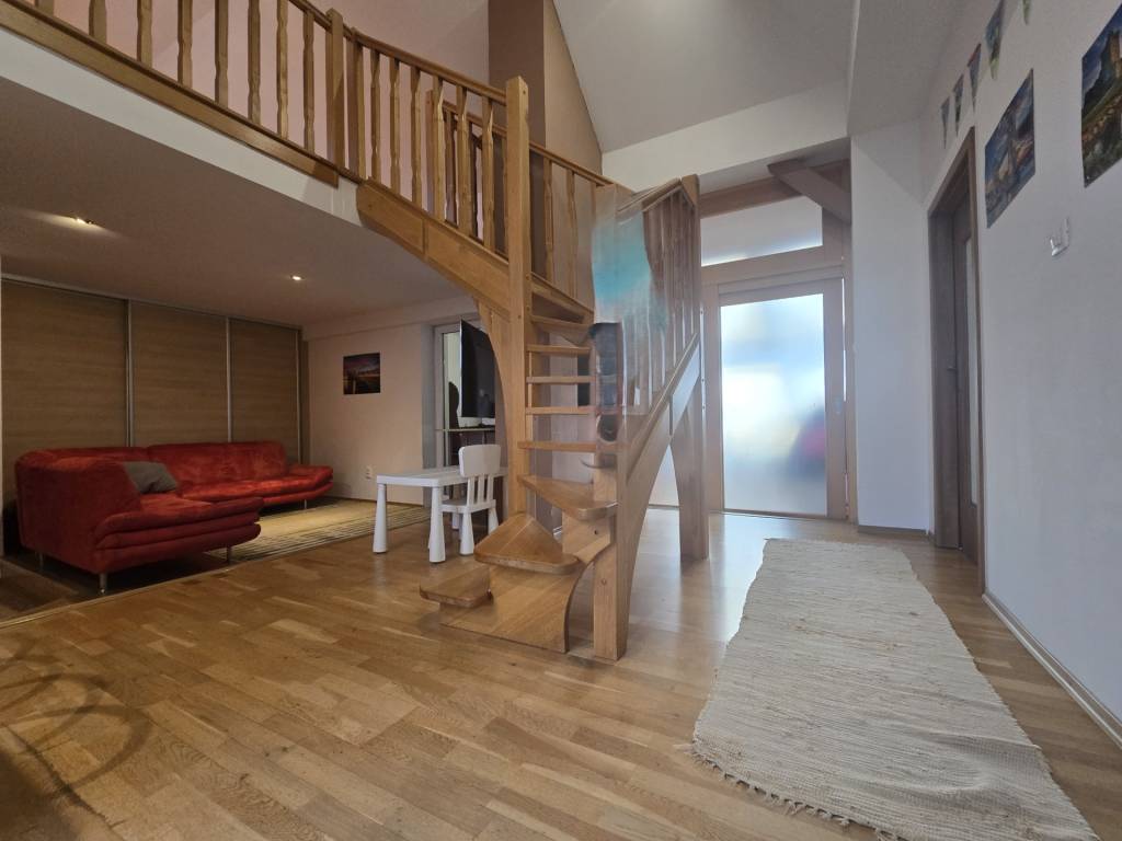 5 izbový podkrovný byt s parkovacím miestom