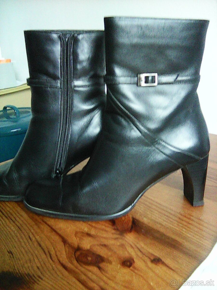 ponúkam dámske čižmy