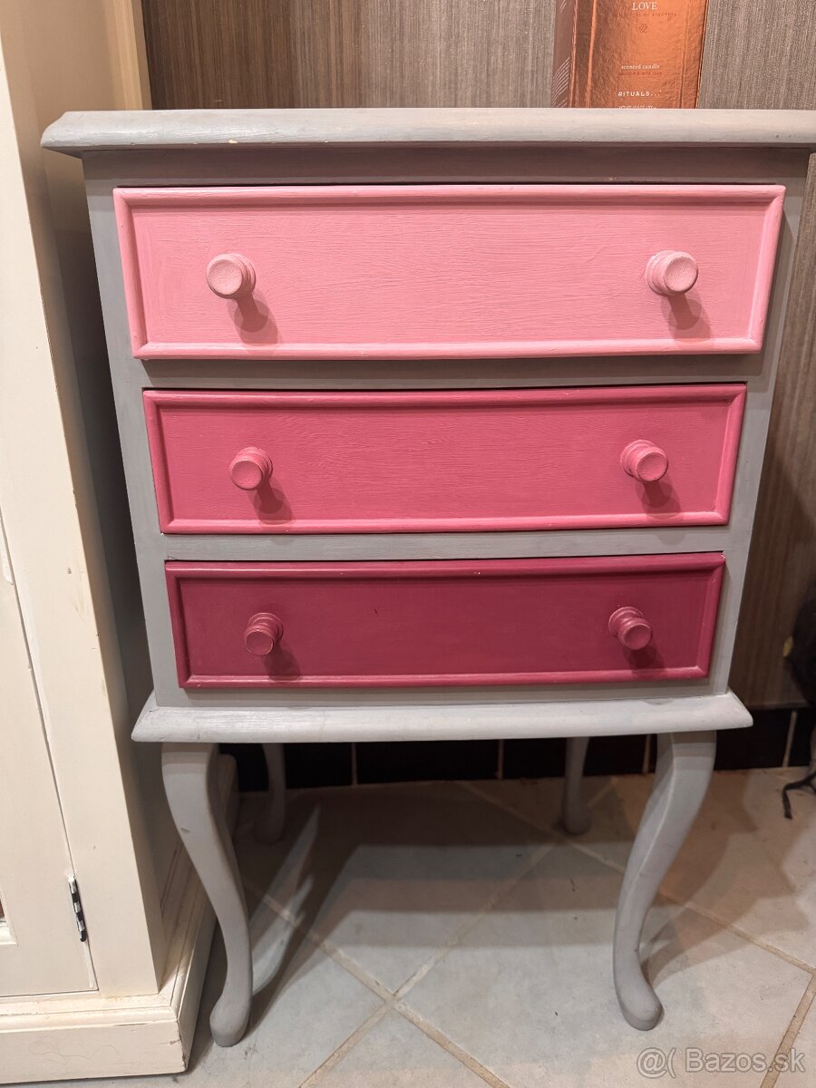 Drevená komodka/stolík