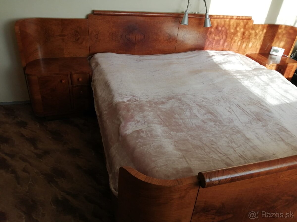 Starožitná posteľ