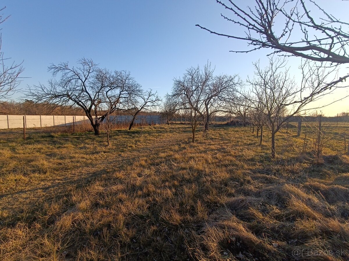Investičný pozemok v obci Lehnice- 1740 m2