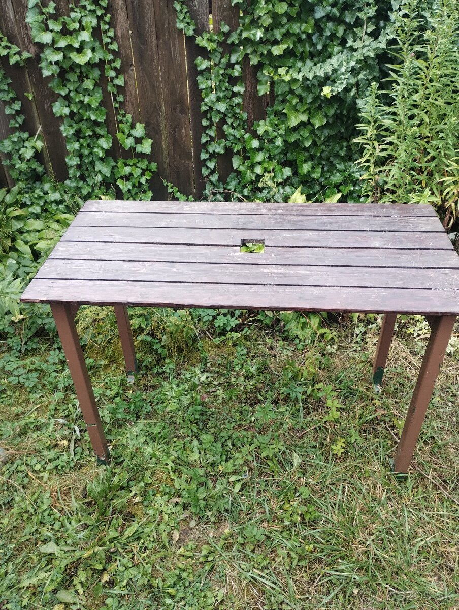 Stôl na záhradu