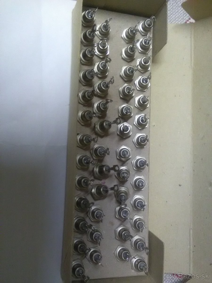 Tesla triak KT 730 / 800 / NOS /