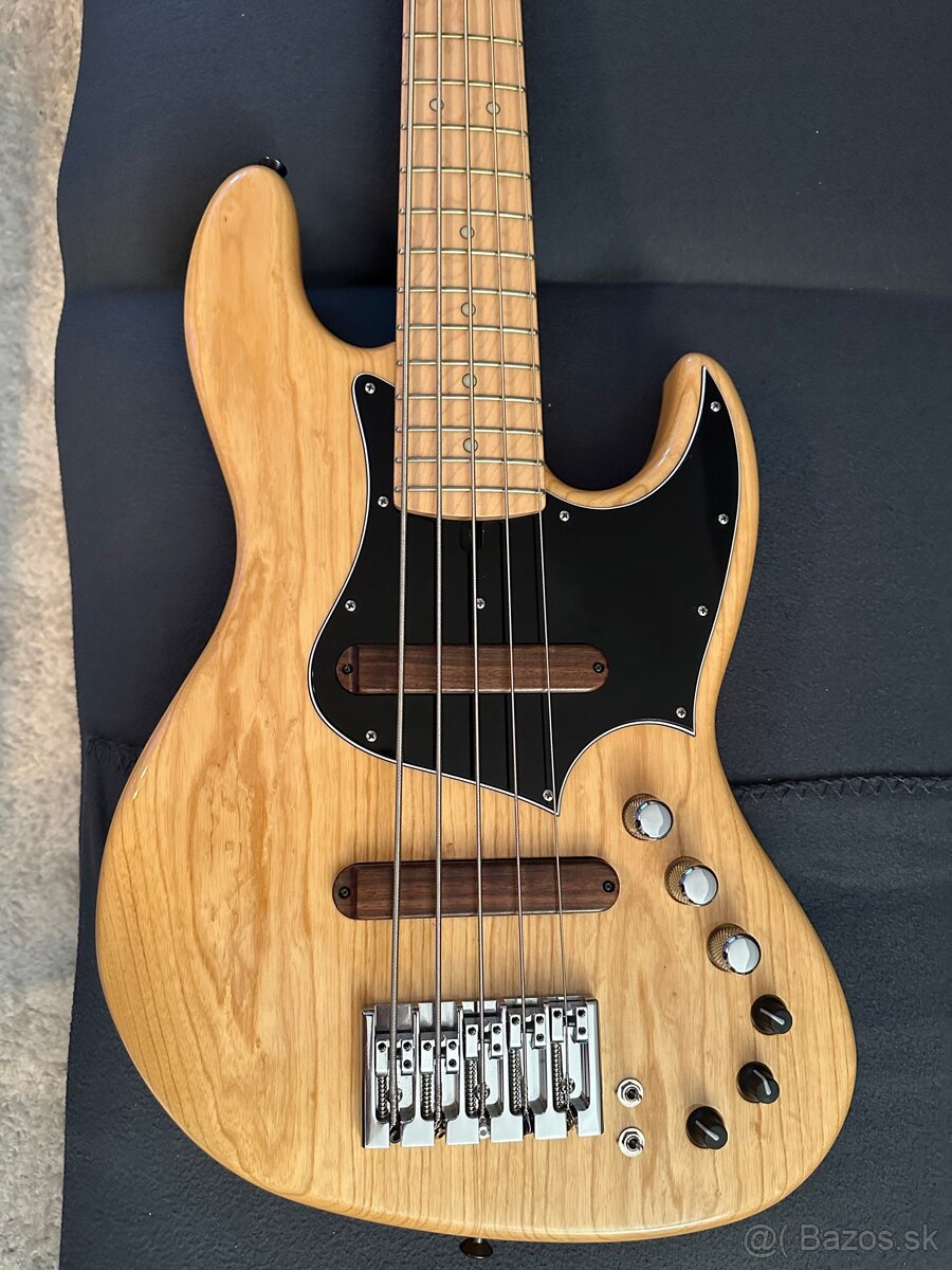 Xotic bass XJ-1T