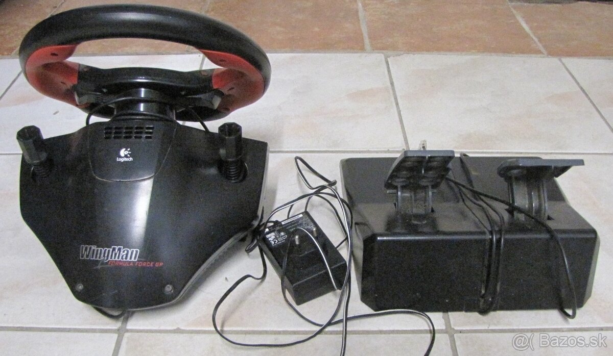 Volant Logitech + gaming kokpit auta