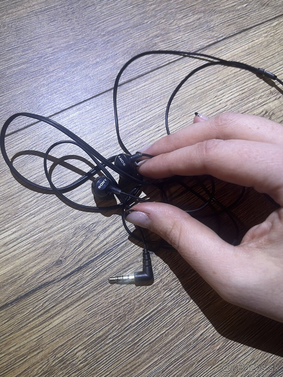 Nosene dobry stav cierne kablove sluchadla zn. Sony