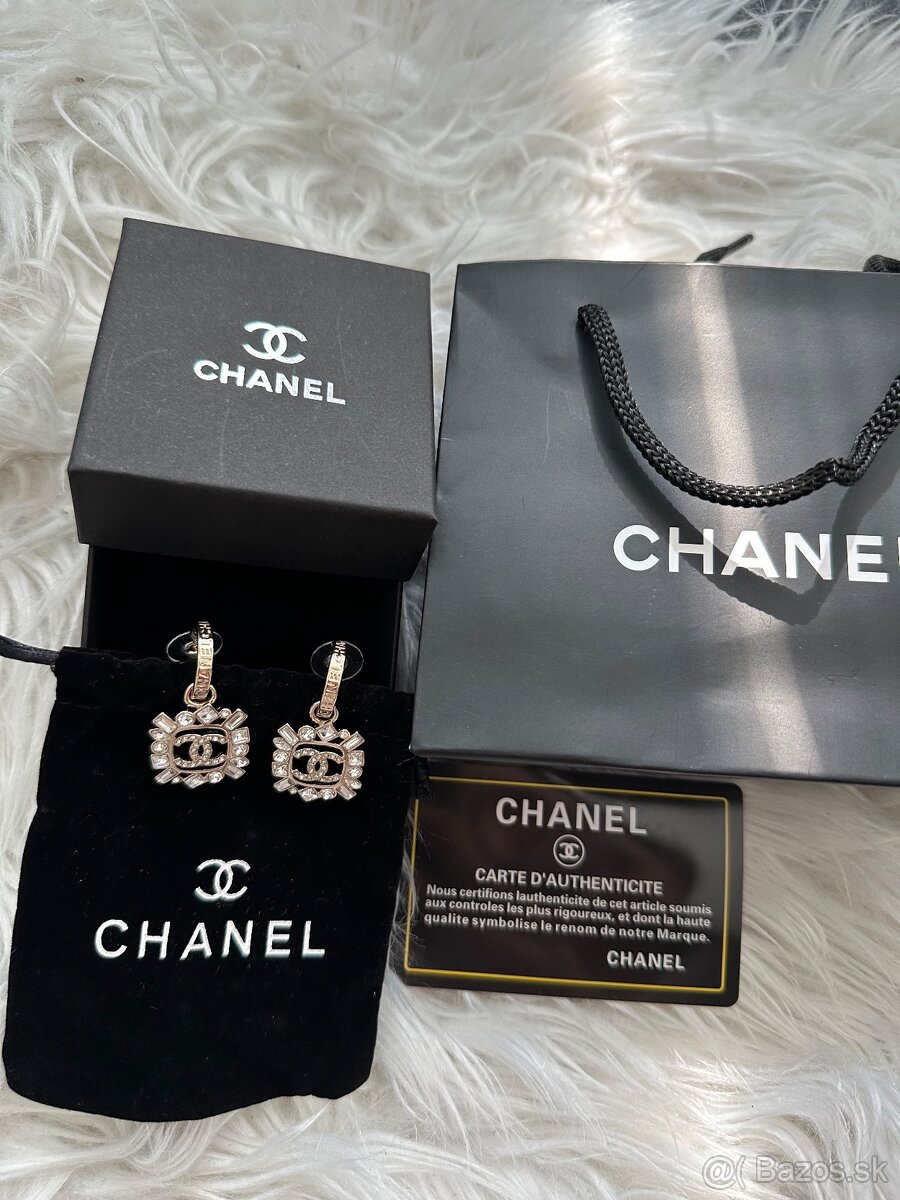 Nové nenosené napichovacie nausnice Chanel
