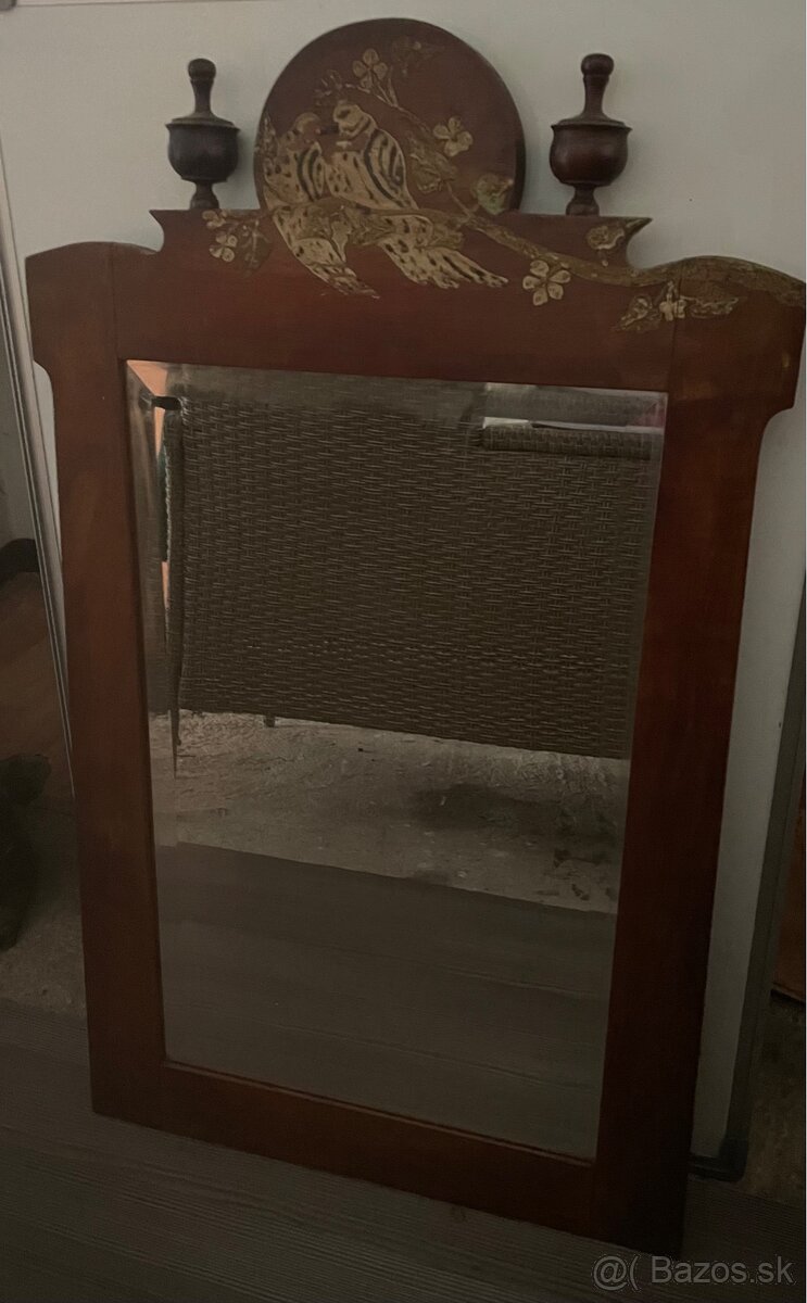 Starožitné zrkadlo v drevenom ráme