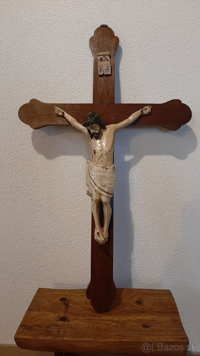 Starožitný, drevený kríž zo starého mlyna.