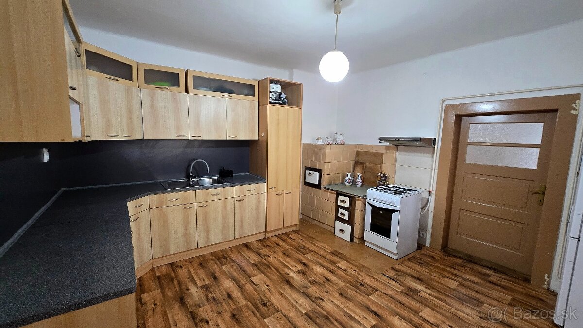 Exkluzívna Ponuka: Rodinný Dom s Obrovským Pozemkom a Potenc