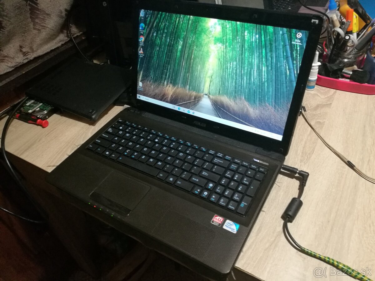 Asus X52. Intel i5. 320 GB. 15,6". 6 GB RAM.Nová klávesnica