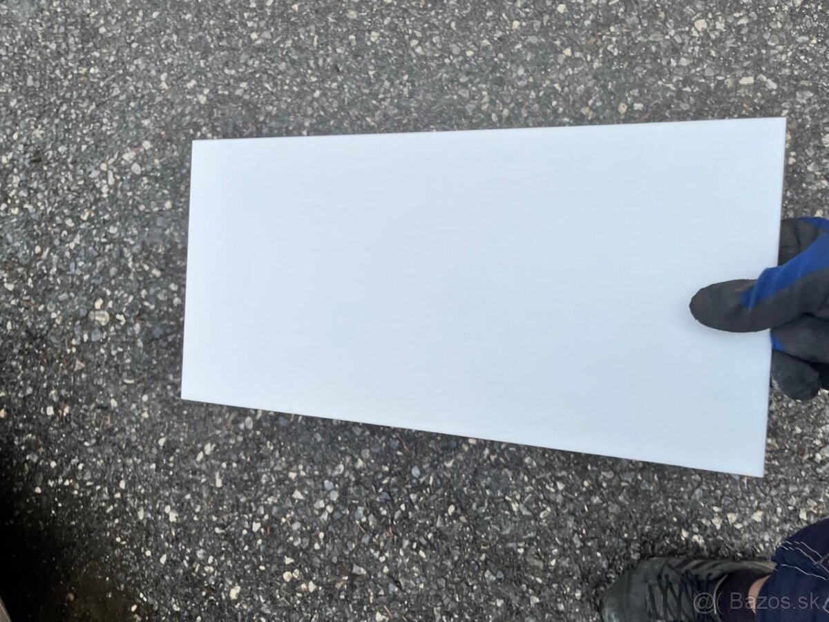 Predam biele (matne) kachlicky 20 x 40 cm