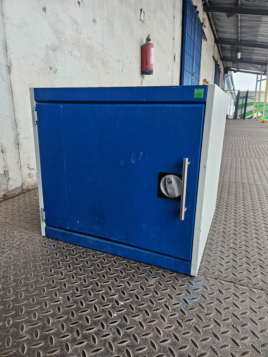 Dielenská skrina bott