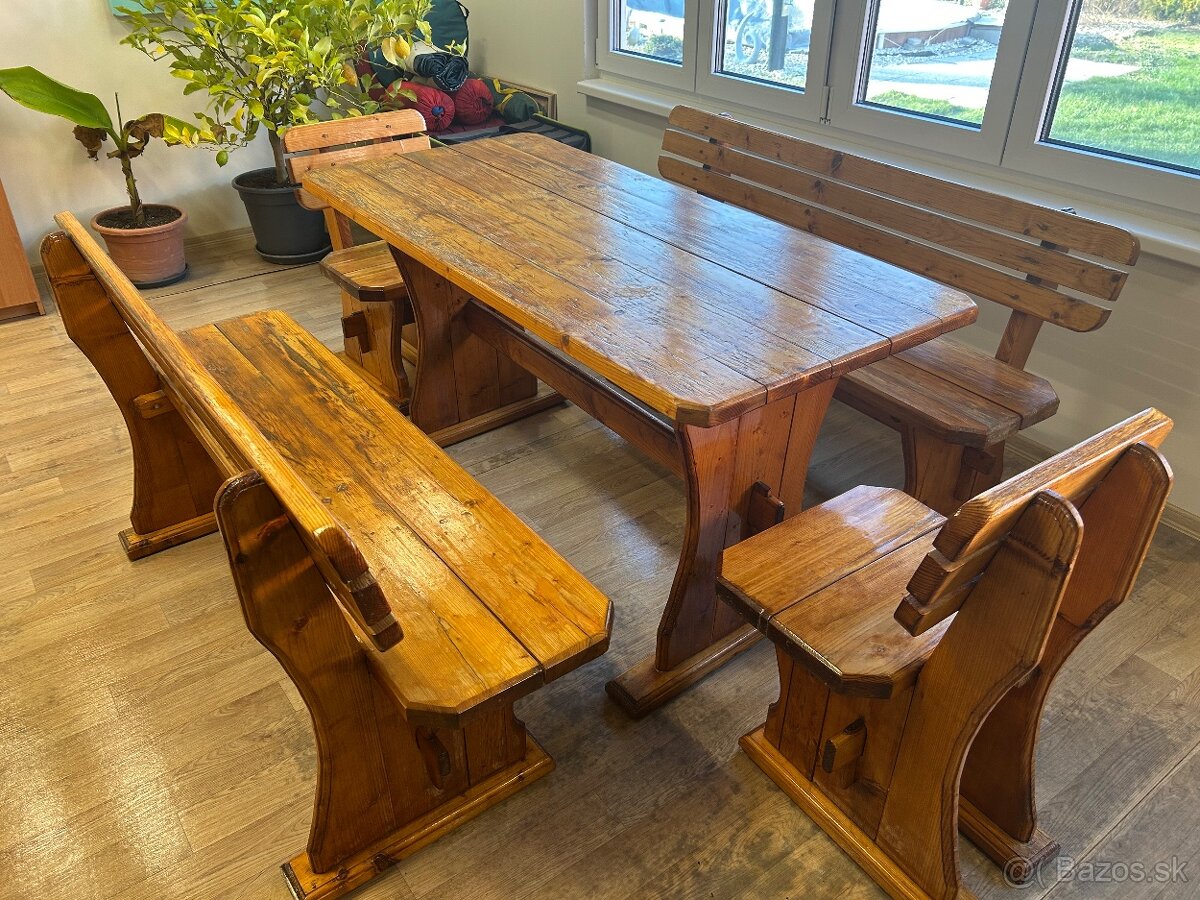 Drevený stôl z lavicami a stoličkamy
