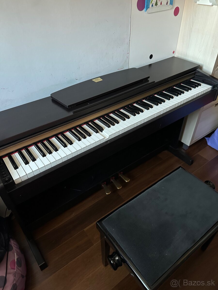 Tmavohnedý digitálny klavír YAMAHA Clavinova + stolička