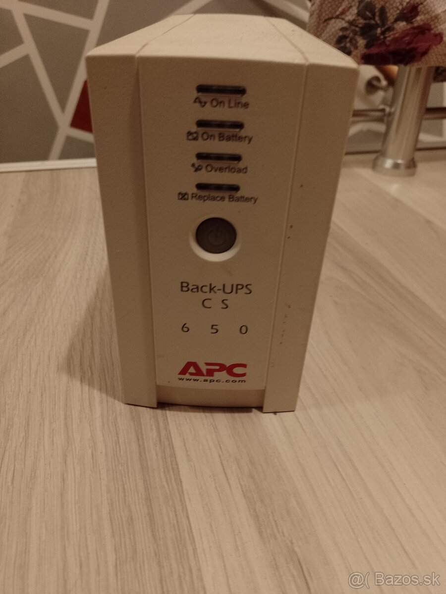 Záložný zdroj APC Back-UPS CS 650